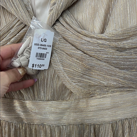 Le Chateau Gold Textured Midi Dress - Picture 3 of 4